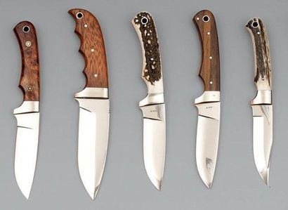 null Cinq couteaux de chasse hongrois de botte ou à dépecer. Avec leurs fourreaux...