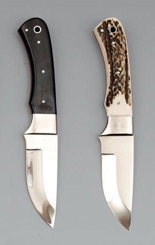 null Deux couteaux de chasse hongrois, l'une a poignée à plaquette bois, l'autre...