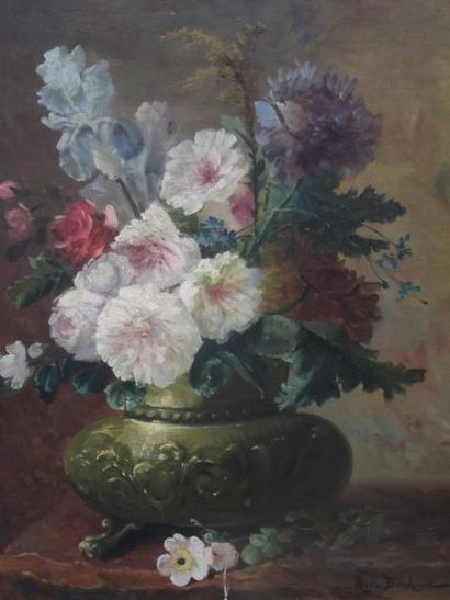 ECOLE FRANÇAISE du XIXème siècle Roses dans un vase de cuivre Huile sur toile, porte...
