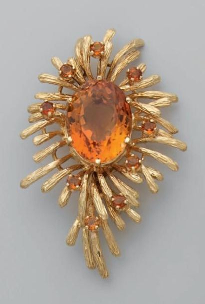 null Broche en or guilloché, stylisant une gerbe centrée d'une citrine madère ovale...