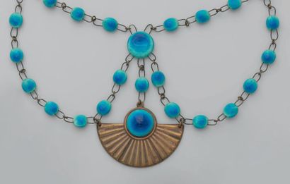 null COLLIER "draperie", composé de perles de céramique bleue turquoise, centré d'un...