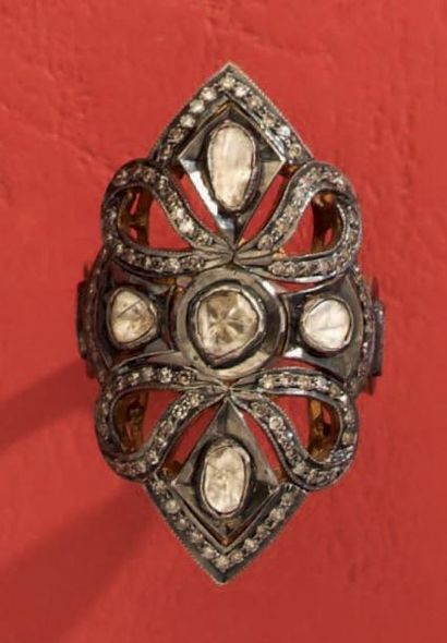 null Bague marquise en or 14k et argent ajourés, à décor d'entrelacs rehaussés de...