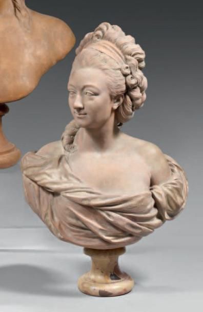 PAJOU 1772 (d'après) Buste de jeune femme, en terre cuite. Elle est représentée la...