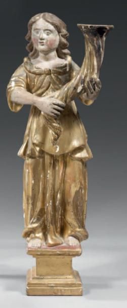 null Sainte, en bois sculpté, doré et partiellement polychrome, tenant dans ses bras...