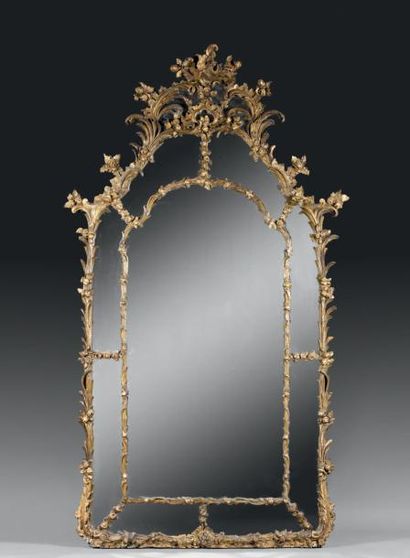 null Grand miroir à pare closes en bois doré et sculpté à décor de feuilles et de...