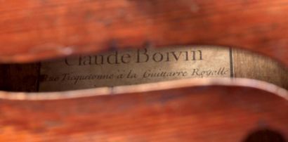 null Violoncelle portant une étiquette: «Claude Boivin / rue Ticquetonne à la guittare...