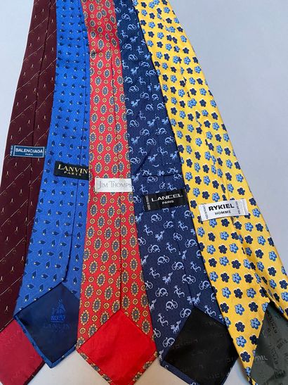 null ENSEMBLE DE CRAVATES : - HERMES - Lot de trois cravates en twill de soie imprimée...