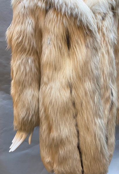 null REVILLON Couture Paris New York

Veste en fourrure de renard blanc, col montant...