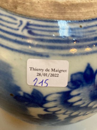 null CHINE ou ASIE DU SUD EST 

Pot à gingembre en porcelaine décoré en bleu de fleurs...