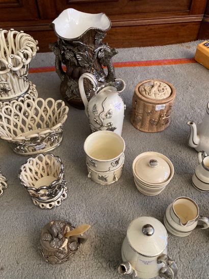  Lot de porcelaine de Langeais comprenant coupes, corbeilles, service à thé et café,...