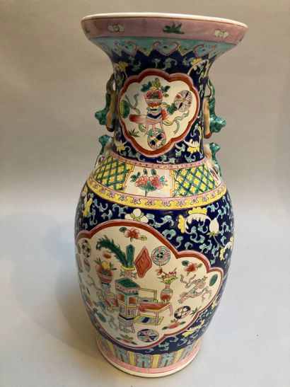 null CHINE

Grand vase de forme balustre en porcelaine à décor polychrome à "l'échantillon"...