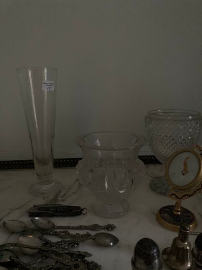 null 
Lot of glassware and silver plated metal including a sparrow decorated drageur,...