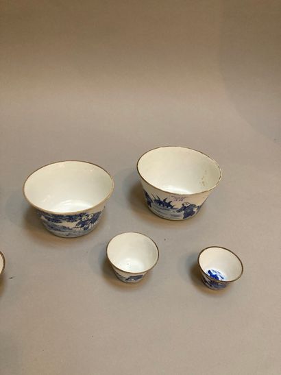 null CHINE

Suite de 10 bols en porcelaine bleu blanc à décor de personnages, marque...