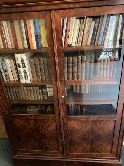 null Veneered bookcase, opening with two doors

H : 228 - W : 145 - D : 40 cm

small...