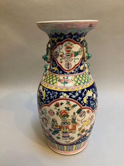 CHINE 
Grand vase de forme balustre en porcelaine...