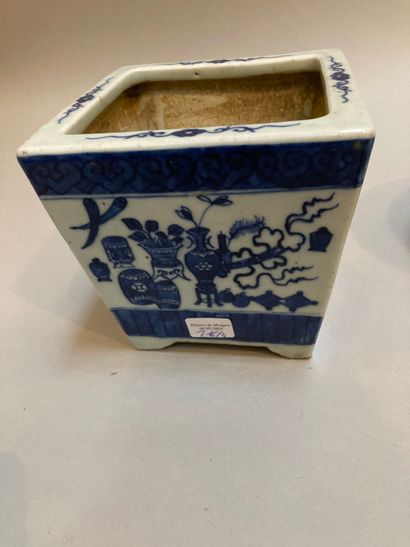 null Lot en porcelaine asiatique comprenant une jardinière carrée décorée en bleu...