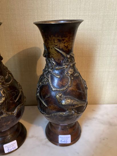 null Paire de vases balustres en bronze à décor d'oiseaux branchés et de rinceaux...