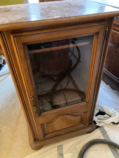 null Lot comprenant un meuble vitrine, une commode Louis-Philippe ouvrant par quatre...