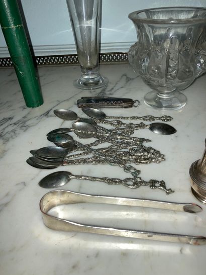 null 
Lot of glassware and silver plated metal including a sparrow decorated drageur,...