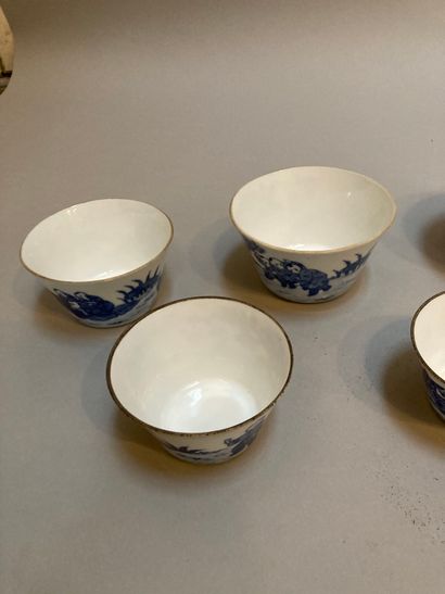 null CHINE

Suite de 10 bols en porcelaine bleu blanc à décor de personnages, marque...