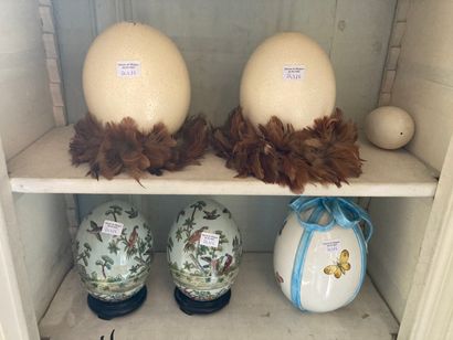 null Lot including 2 ostrich eggs and 3 porcelain eggs

Good condition