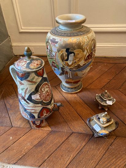 null JAPAN

Imari tripod fountain (accident)

H : 33 cm

Ref 155

A Satsuma vase...