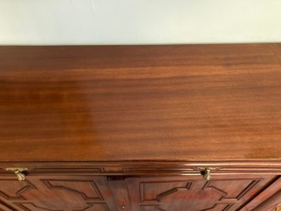 null Important sideboard in molded walnut

100 x 292 x 58 cm

Sold as is

Ref 64