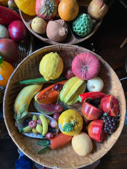 null Lot de fruits en trompe- il en verre dans le goût de Venise, céramique, pierre,...