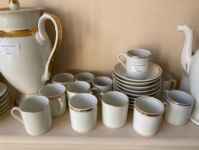  Différentes parties de services thé et café en porcelaine blanc et or. 
Usures et...