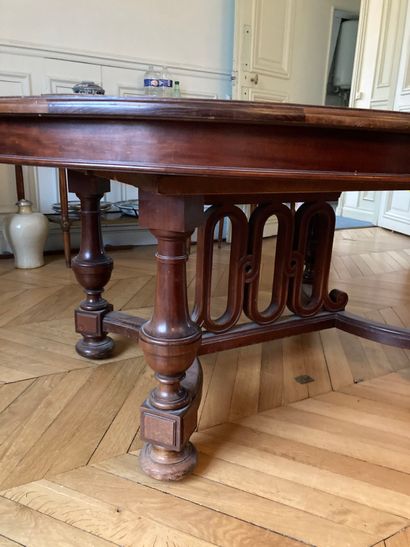 null Walnut dining room table, baluster base

End of the 19th century

H : 73 - W...