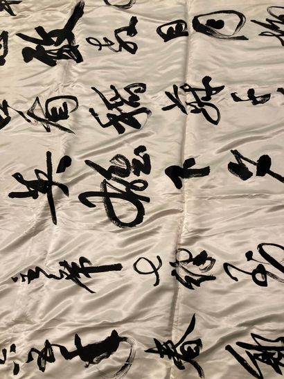null CHINE, trois éléments de tissus en soie blanche à décor de calligraphies 240...