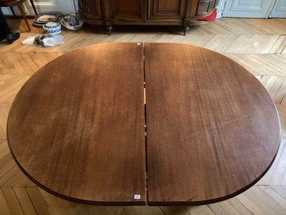 null Walnut dining room table, baluster base

End of the 19th century

H : 73 - W...