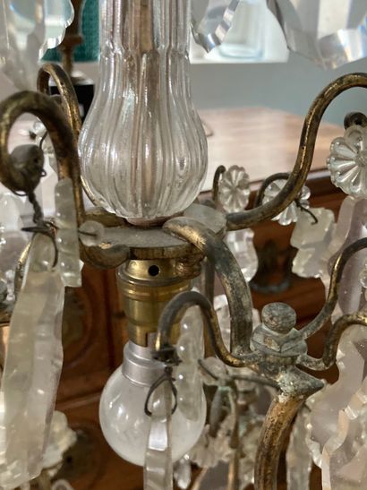 null Louis XV style three-light chandelier with pendants

Chips, wear and tear

H...