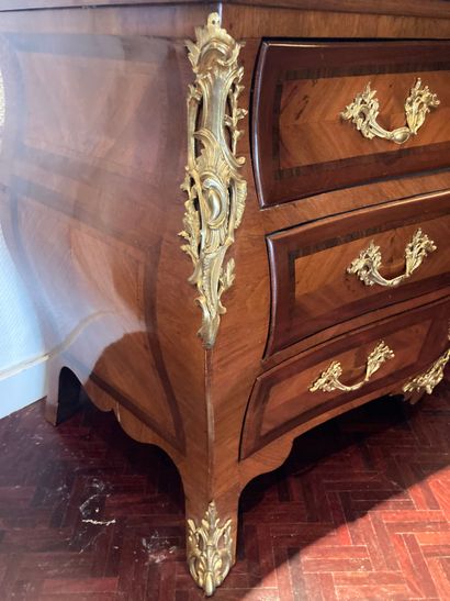 null Grave chest of drawers in veneer and ormolu ornamentation, veined white marble...