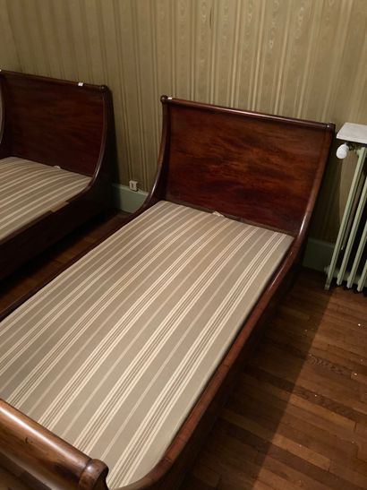 null Two mahogany and mahogany veneer "boat" beds, 19th century

H : 81 - L : 210...