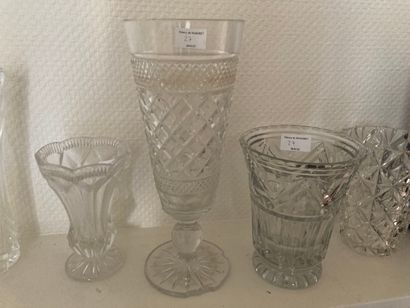  Une caisse comprenant divers vases en cristal et en verre 
Manques et accidents...