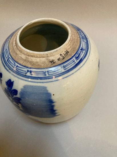 null CHINE ou ASIE DU SUD EST 

Pot à gingembre en porcelaine décoré en bleu de fleurs...