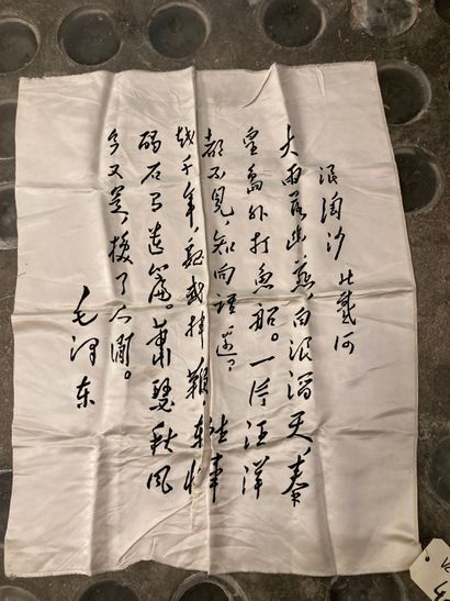 null CHINE, trois éléments de tissus en soie blanche à décor de calligraphies 240...