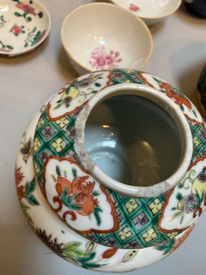 null Lot en porcelaine de la Chine et du Japon comprenant : deux bols, une tasse...