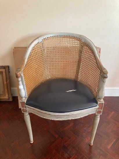 null Caned armchair in lacquered wood

Directoire style

H: 87 ; W: 59 ; D: 46 cm

Accidents,...
