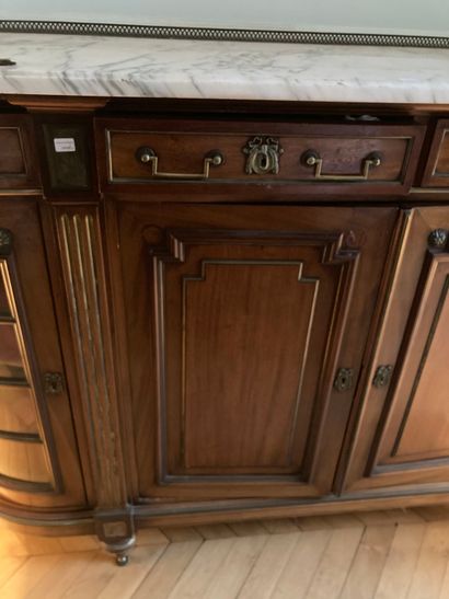 null Mahogany and brass fillet sideboard with 2 windows

Louis XVI style

H : 120...