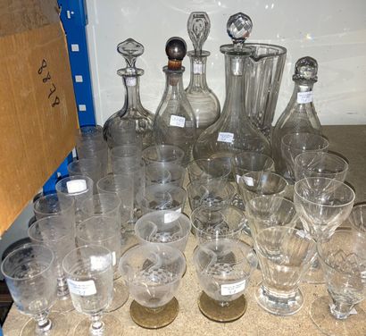 null Lot de 18 verres dépareillés, 5 carafes, 1 broc à eau et des bouchons de carafes.

On...