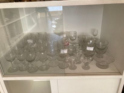 null Handle of glasses of which some Baccarat, wine glasses, water glasses, liquor...