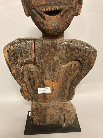 null Lot including: Thai scale;

Anthropomorphic figure.

Carved wood.

Probably...