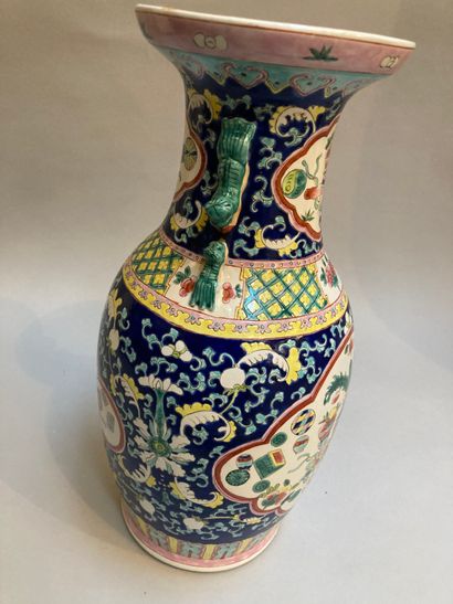 null CHINE

Grand vase de forme balustre en porcelaine à décor polychrome à "l'échantillon"...