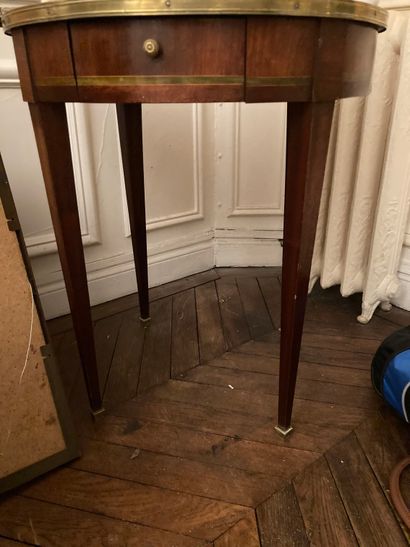 null 
Paire de tables en placage d'acajou




Style Louis XVI




(Ornementation...