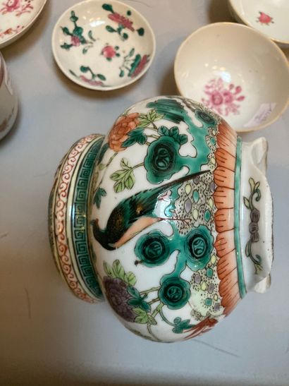 null Lot en porcelaine de la Chine et du Japon comprenant : deux bols, une tasse...