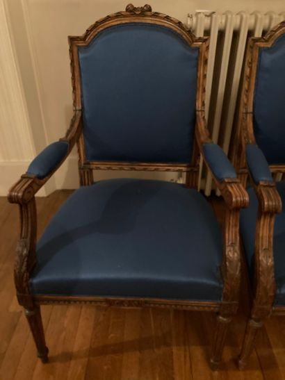 null Pair of armchairs in natural wood carved with flowers and ribbons, Louis XVI...