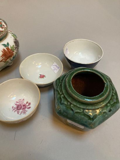 null Lot en porcelaine de la Chine et du Japon comprenant : deux bols, une tasse...