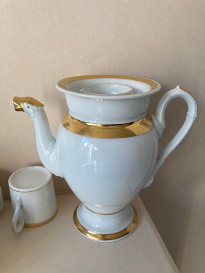  Différentes parties de services thé et café en porcelaine blanc et or. 
Usures et...